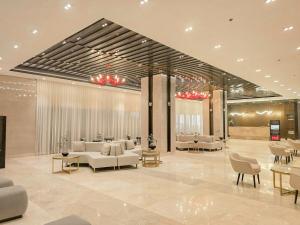 Cozy Twin Suite with Balcony in Makati Free WiFi