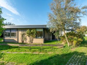 Bungalow in Sint Maartenszee near Beach