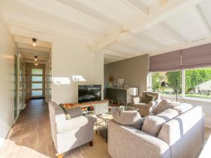 Bungalow in Sint Maartenszee near Beach