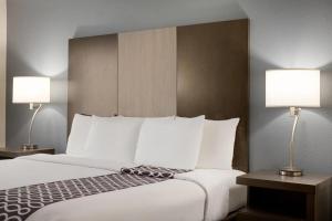 Deluxe King Suite - Non-Smoking room in La Quinta Inn by Wyndham Peru Starved Rock State Park