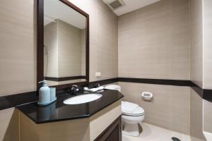 Azure Dreams King Suite Retreat near BTS & Fast WiFi