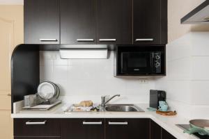 Azure Dreams King Suite Retreat near BTS & Fast WiFi