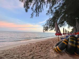 20 min from Hua Hin - Tide & Tail 2BR Beachfront Condo Baan Chaan Talay