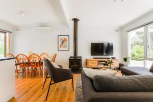 The Hidden Gem Family friendly home with huge backyard for kids and pets