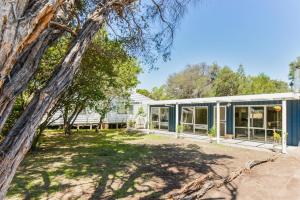 The Hidden Gem Family friendly home with huge backyard for kids and pets