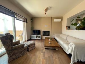Sea View Serenity 3BR Home near Beach & Town