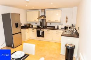 2ndHomeStays-Digbeth-B12 I Large Stylish 2-Bed Apartment I Ensuite I Sleeps 6 I Free Parking & WiFi I Perfect for Work Stays, Relocations & Holiday I Near Birmingham Project Sites & Attractions