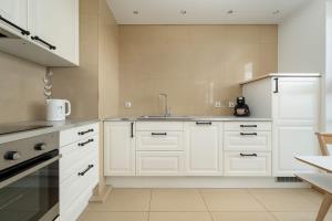 Cozy Apartment Wrocław with Garage Access by Noclegi Renters