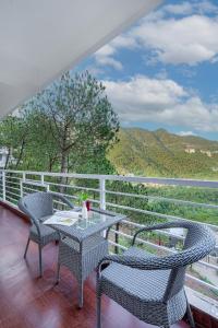 Alaya Stays Pinnacle Hilltop 3BHK Apartment with Picturesque Balcony & Scenic Views