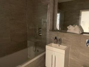 Extra large spacious 1 Bedroom private apartment, Nr St Albans City Station, Business, contractor, Parking, WiFi