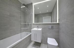Extra large spacious 1 Bedroom private apartment, Nr St Albans City Station, Business, contractor, Parking, WiFi