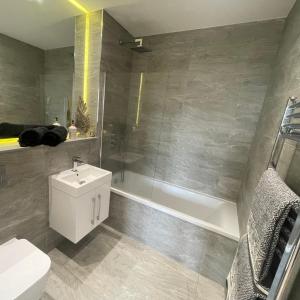 Extra large spacious 1 Bedroom private apartment, Nr St Albans City Station, Business, contractor, Parking, WiFi