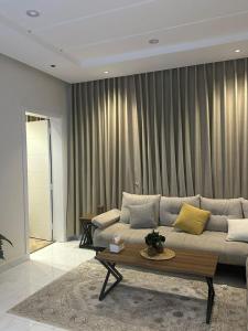 غرفة نوم وصالة بعزل صوتي