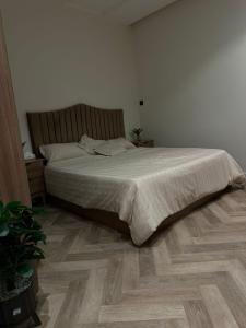 غرفة نوم وصالة بعزل صوتي