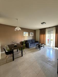 juntos junto al mar.