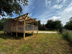 Domaine construction bois sur pilotis dans une chênaie proche océan