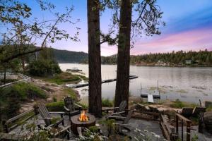 Stunning Lakefront Dock Views Fire pit-Black Fox