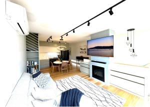 2 x Bed, 1 x Secure park, 2 Bath, In Albert Park!