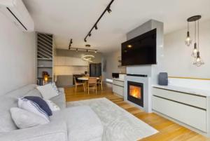 2 x Bed, 1 x Secure park, 2 Bath, In Albert Park!