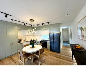 2 x Bed, 1 x Secure park, 2 Bath, In Albert Park!