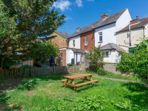 Pass the Keys Cosy Garden Home