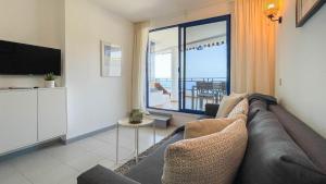 Sunny Seaview Modern apt - pool and beach access