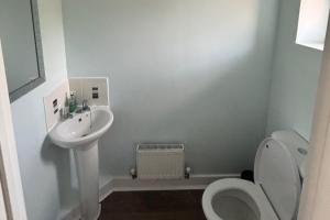 Trowbridge Close Long stay-parking-WiFi-Sleeps7