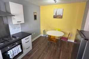 Trowbridge Close Long stay-parking-WiFi-Sleeps7