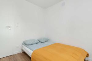 Spacious Apartment in Gdynia for 6 People by Noclegi Renters