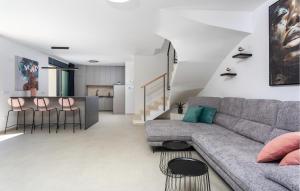 Cozy Home In Linardici