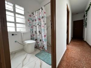 Habitación individual con baño compartido