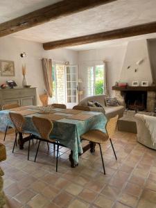 Maison en pierre cadre paradisiaque cigales