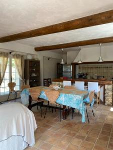 Villas Maison en pierre cadre paradisiaque cigales : photos des chambres