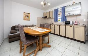 2 Bedroom Amazing Apartment In Poljica