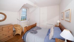 Fort Victoria Cottages - Solent Cottage