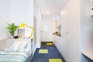 Modern Studios in Wrocław with Desk for Remote Work and Access to the Gym by Noclegi Renters