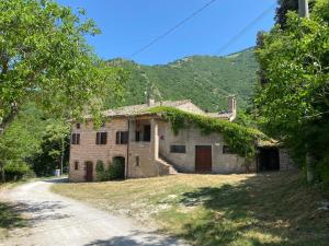 Casale nella campagna umbra