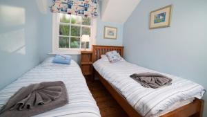 Fort Victoria Cottages - Solent Cottage