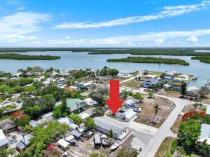 Condo located in Goodland just a short walk from great food