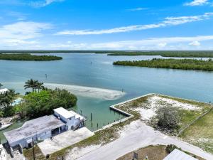 Condo located in Goodland just a short walk from great food