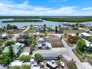 Condo located in Goodland just a short walk from great food