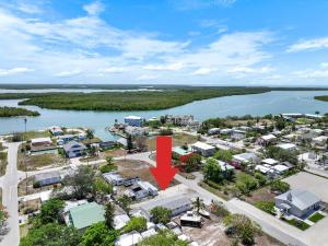 Condo located in Goodland just a short walk from great food