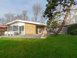 Bungalow in Sint Maartenszee near Beach - 3hvězdičkové hotely ve městě Sint Maartensvlotbrug