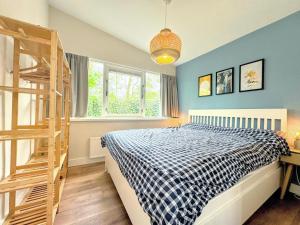 Bungalow in Sint Maartenszee near Beach