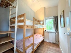 Bungalow in Sint Maartenszee near Beach