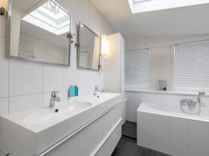 Bungalow in Sint Maartenszee near Beach