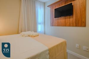 Quarto e sala na Barra a 550m do Shopping