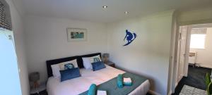 Portreath House, Luxury, Private Hot tub, 3 Bedrooms, free Parking & short walk to Surf Beach