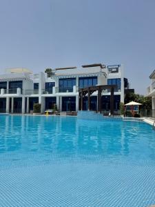 Stunning Palm Villa with Rooftop Garden, Resort Style Pool and Beach by Exclusive Holiday Homes