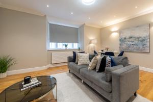 London luxury 3BD 3BTH Knightsbridge, Chelsea Lower Ground Floor Flat
